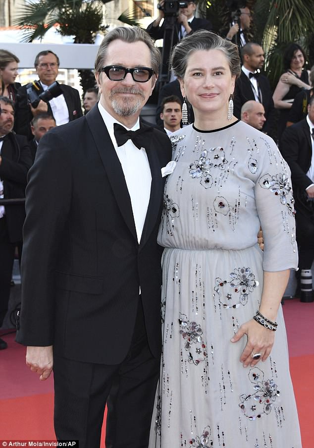 Kristen Stewart kém sắc trong ngày bế mạc và công bố kết quả giải thưởng LHP Cannes 71